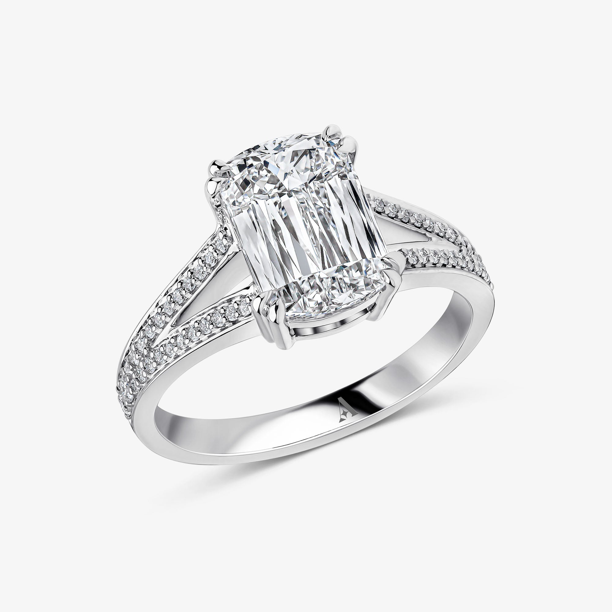 Bague spectaculaire taille émeraude avec pierres latérales